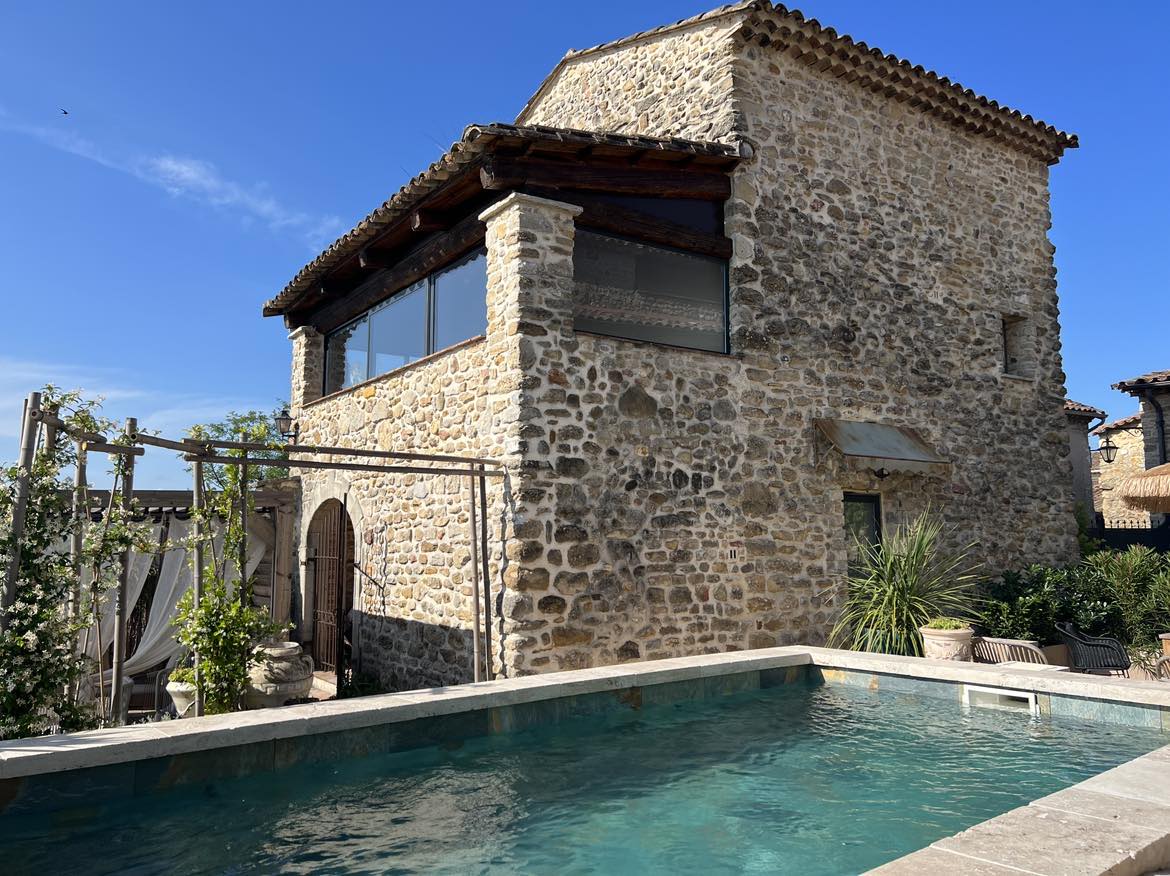 piscine chauffée privative, chambre avec jacuzzi privatif Gard 