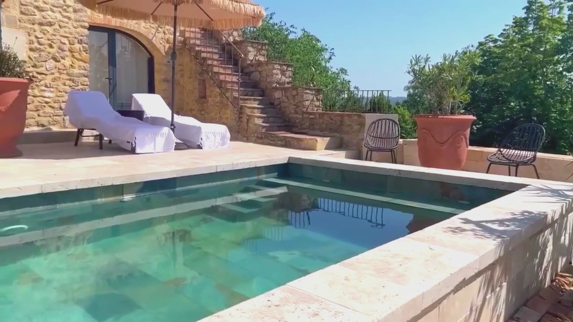 Charger la vidéo : gite gard avec piscine, gite de charme jacuzzi privatif, chambre avec jacuzzi prive