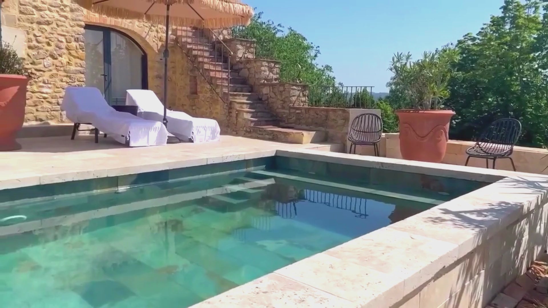 Charger la vidéo : Gîte cevennes avec piscine privative- gite de luxe avec jacuzzi privatif gard